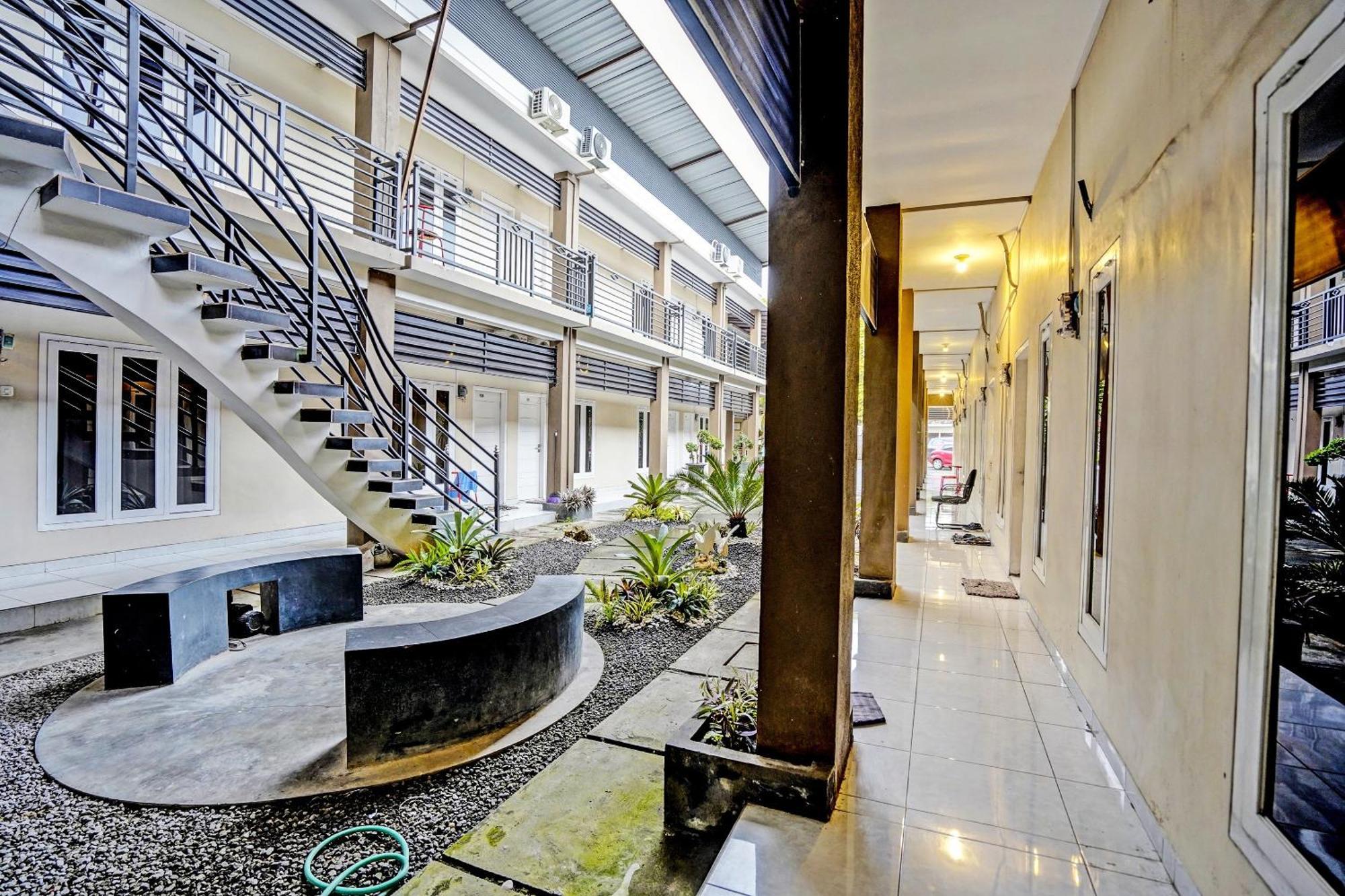 Oyo Life 92190 Arya Guest House Tulungagung Exteriér fotografie