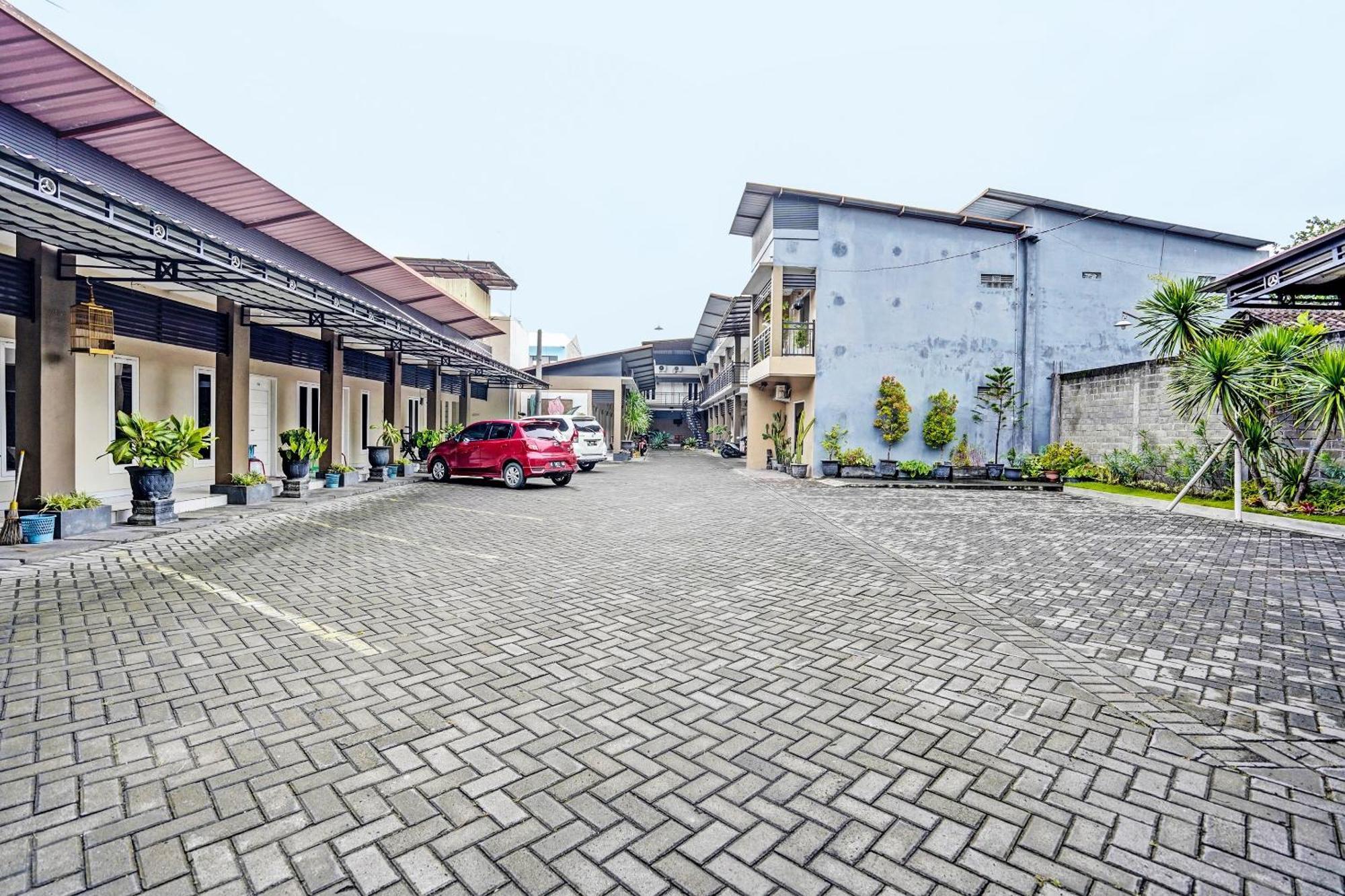 Oyo Life 92190 Arya Guest House Tulungagung Exteriér fotografie