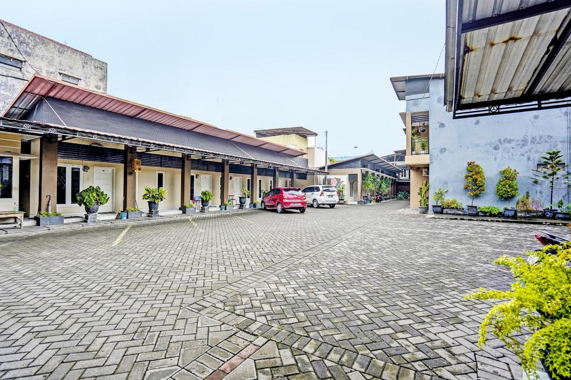 Oyo Life 92190 Arya Guest House Tulungagung Exteriér fotografie
