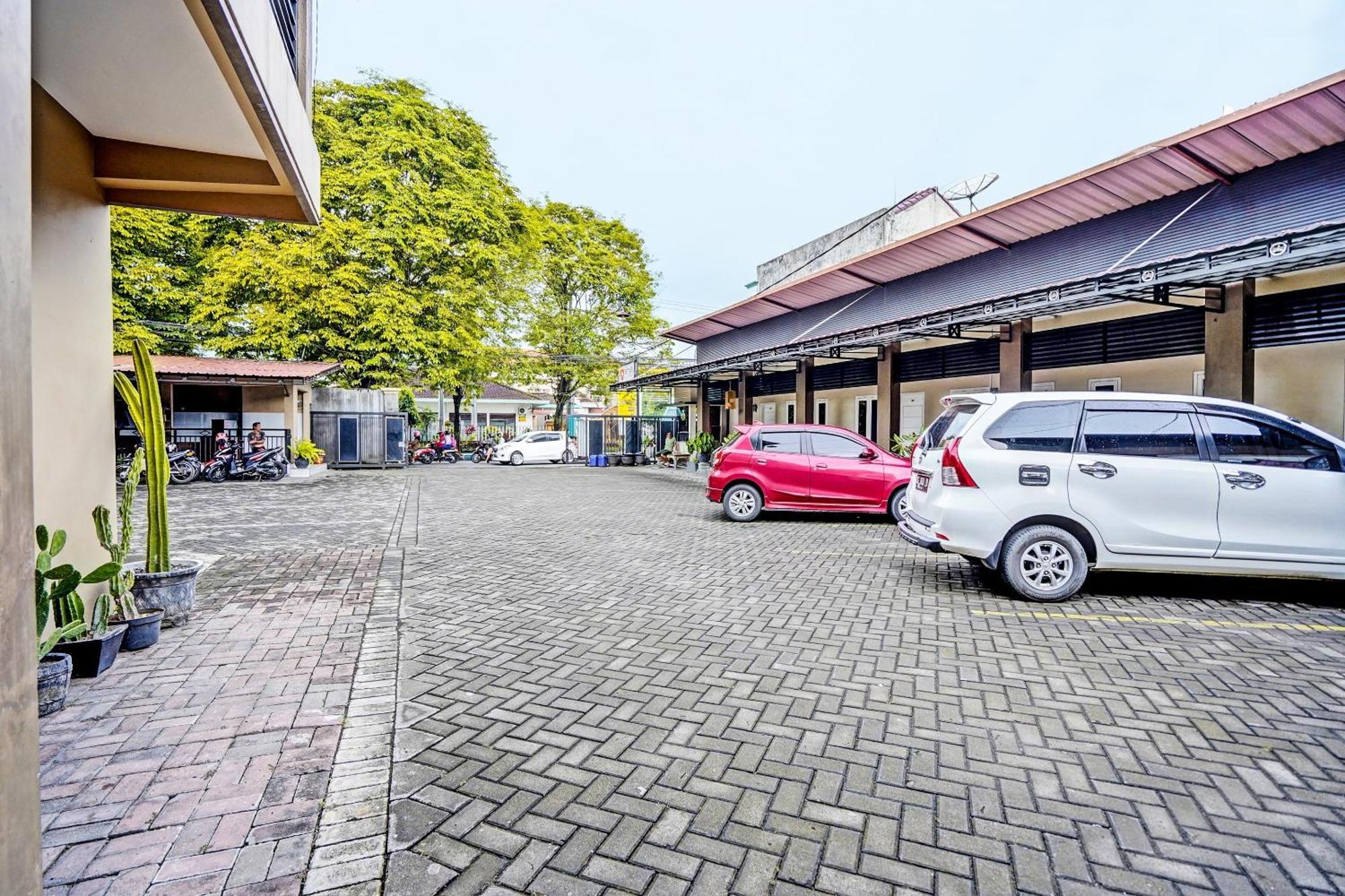 Oyo Life 92190 Arya Guest House Tulungagung Exteriér fotografie