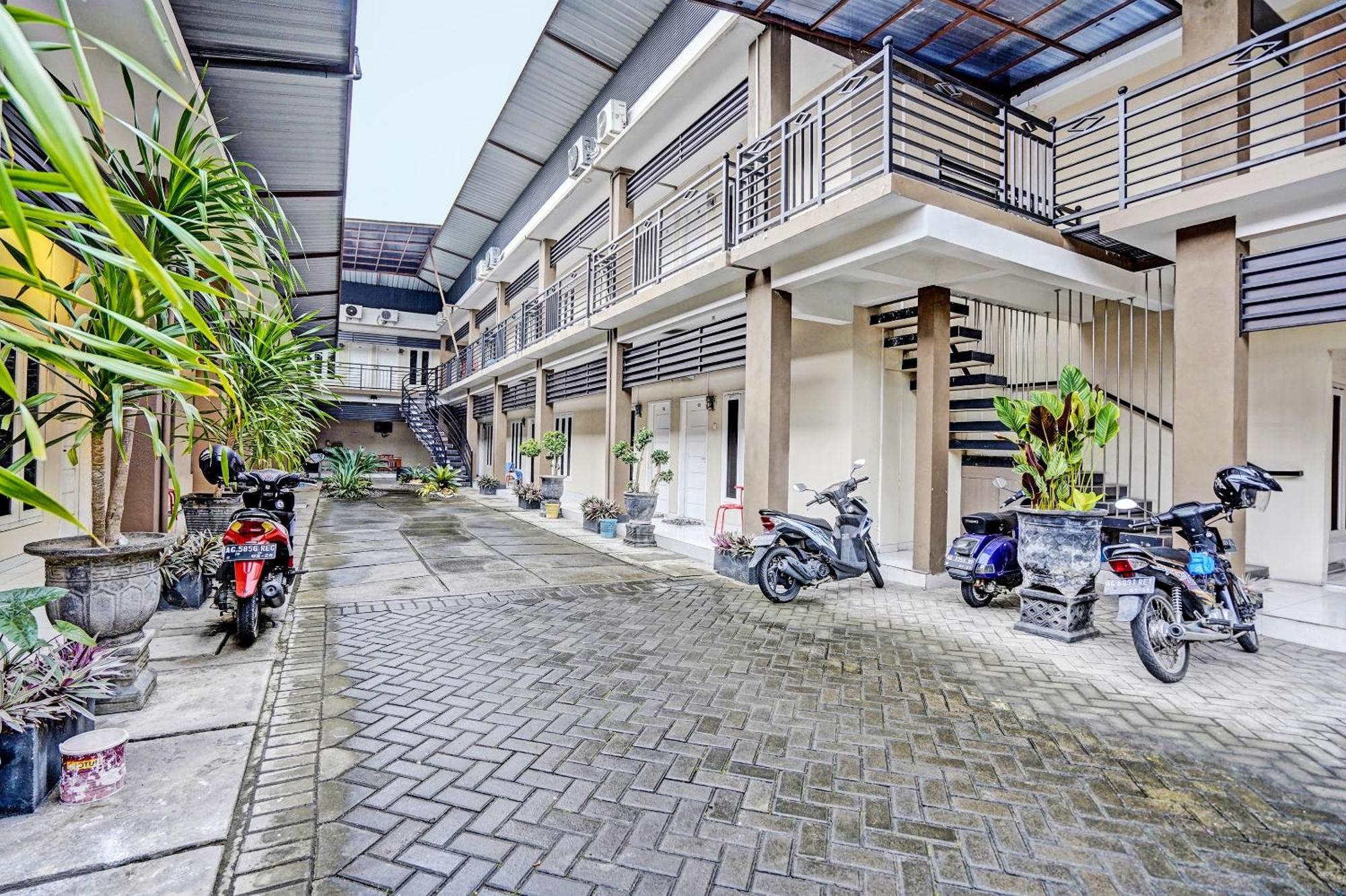 Oyo Life 92190 Arya Guest House Tulungagung Exteriér fotografie